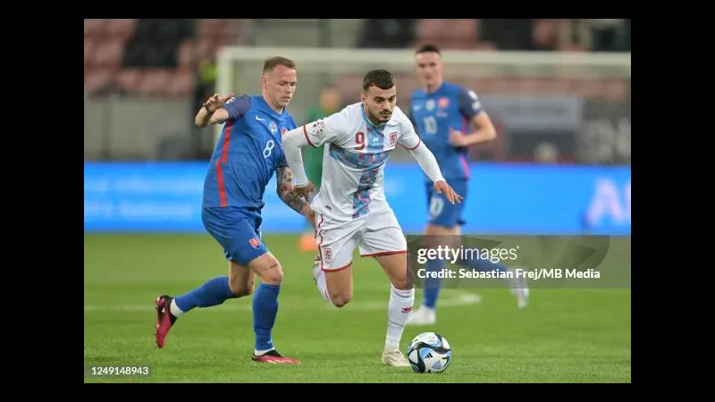 Cầu thủ của đội Slovakia vượt qua cầu thủ đối phương của đội Luxembourg trong trận đấu. Cầu thủ của đội Slovakia vượt qua cầu thủ đối phương của đội Luxembourg trong trận đấu.