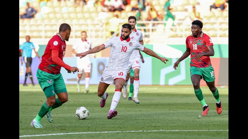 Cầu thủ của đội Tunisia vượt qua cầu thủ Namibia trong trận đấu bóng đá Cầu thủ của đội Tunisia vượt qua cầu thủ Namibia trong trận đấu bóng đá