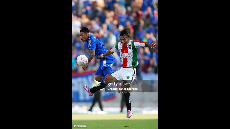 Cầu thủ của U De Chile với sự quyết tâm vượt qua phòng ngự của Palestino